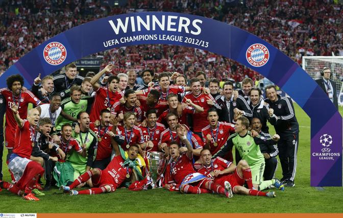 Festa Bayern: giocatori in posa con la coppa al centro. Action Images